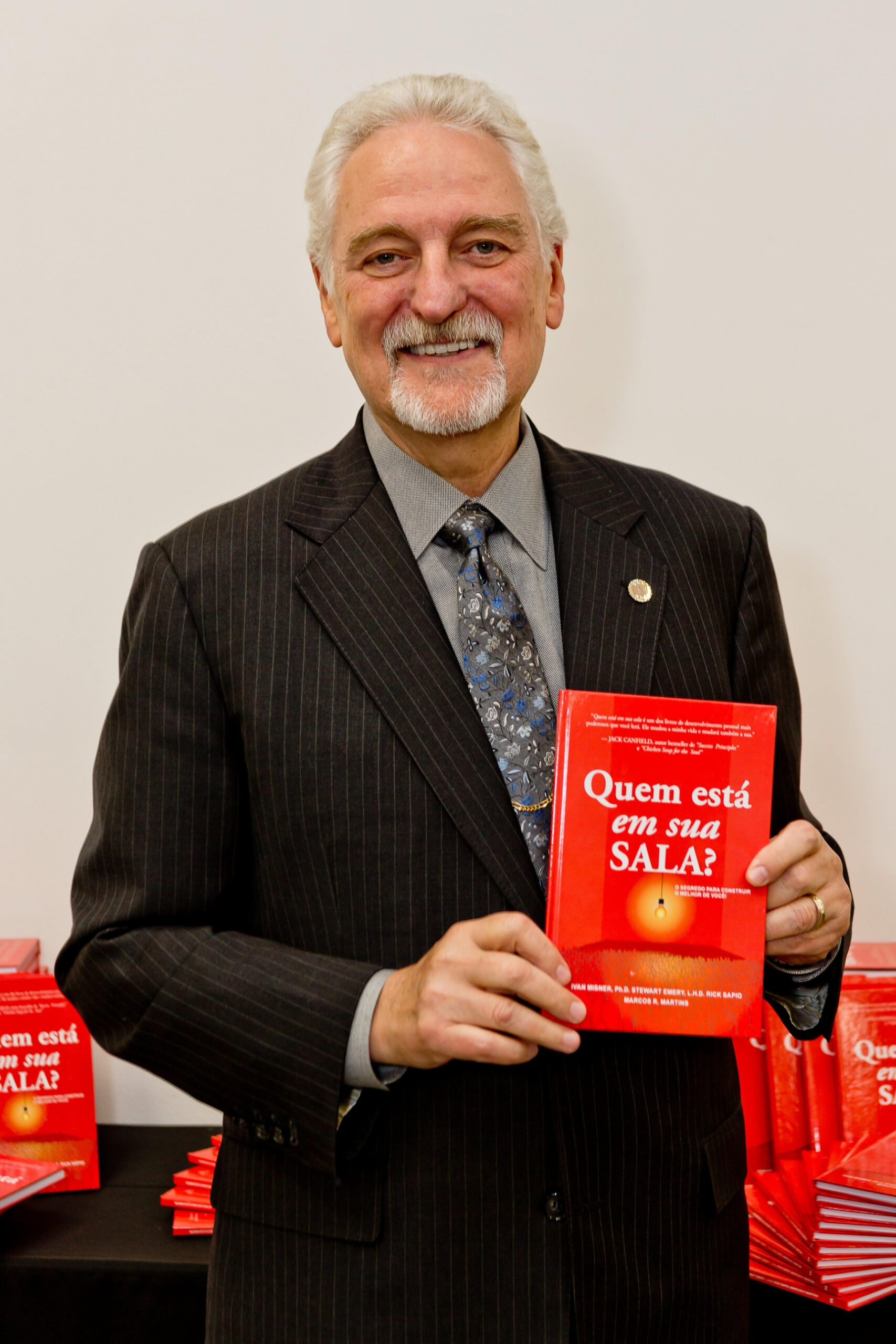 LIVRO – QUEM ESTÁ EM SUA SALA?